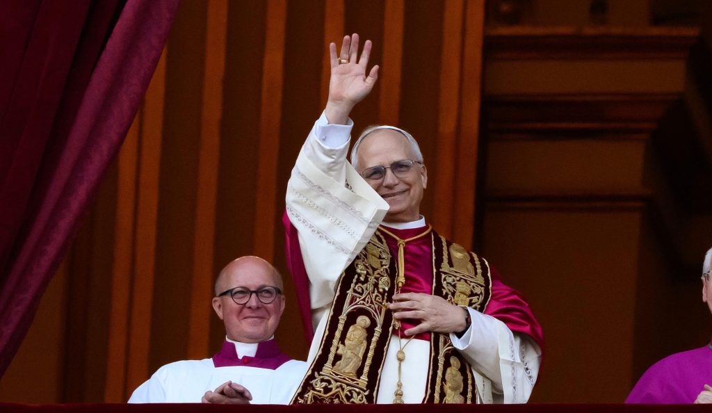 Vatican City, Italy. 08th May, 2025. The new elected Pope Robert Francis Prevost Leo XIV greets the faithfuls from the balcony of the St. Peter's Basilica in Vatican city on May 8, 2025. Credit: Insidefoto/Alamy Live News