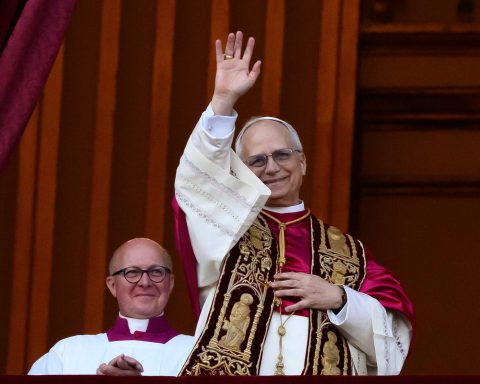 Vatican City, Italy. 08th May, 2025. The new elected Pope Robert Francis Prevost Leo XIV greets the faithfuls from the balcony of the St. Peter's Basilica in Vatican city on May 8, 2025. Credit: Insidefoto/Alamy Live News