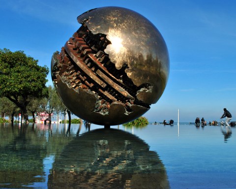Sfera_grande_Arnaldo_Pomodoro