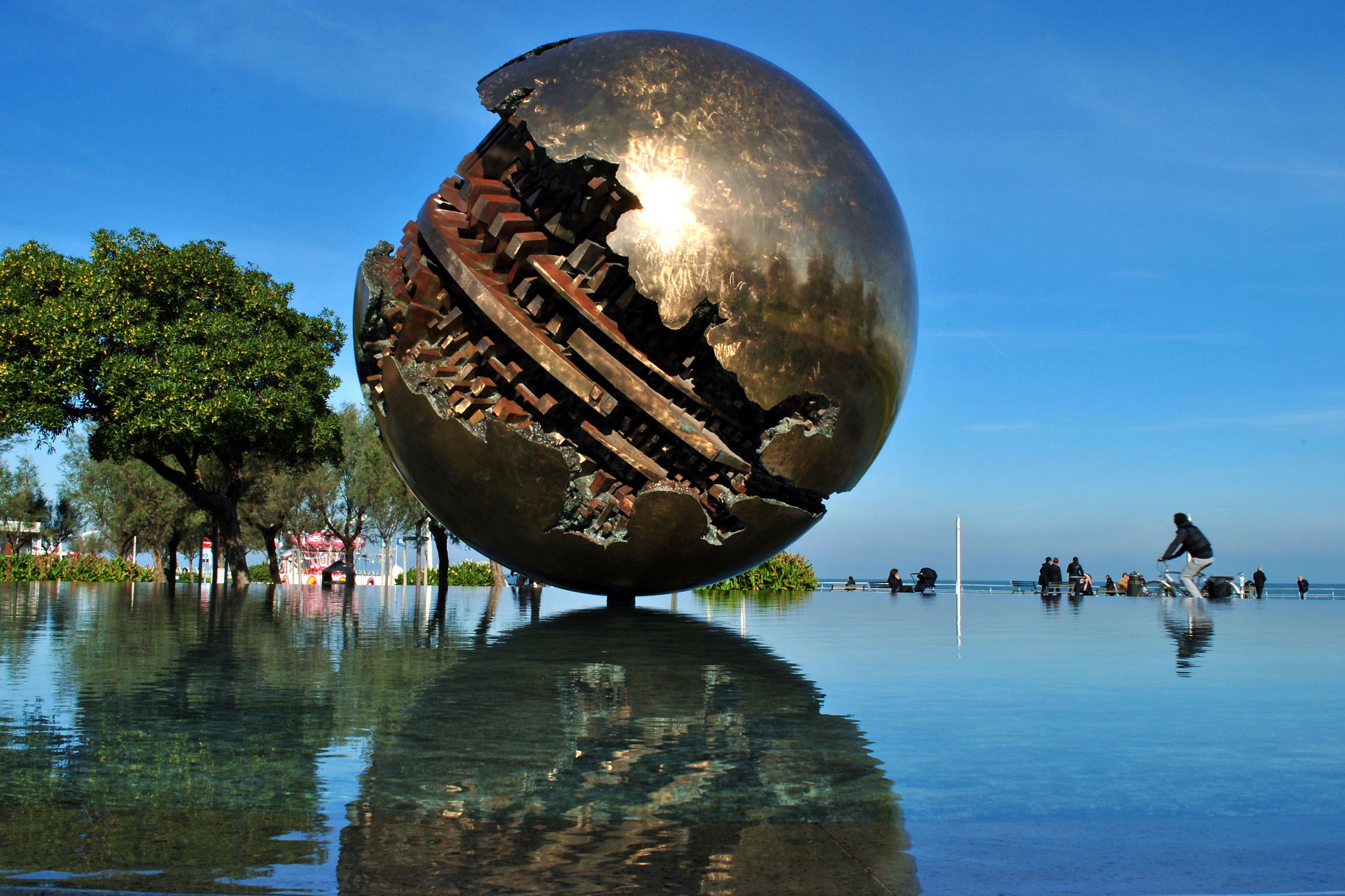 Sfera_grande_Arnaldo_Pomodoro